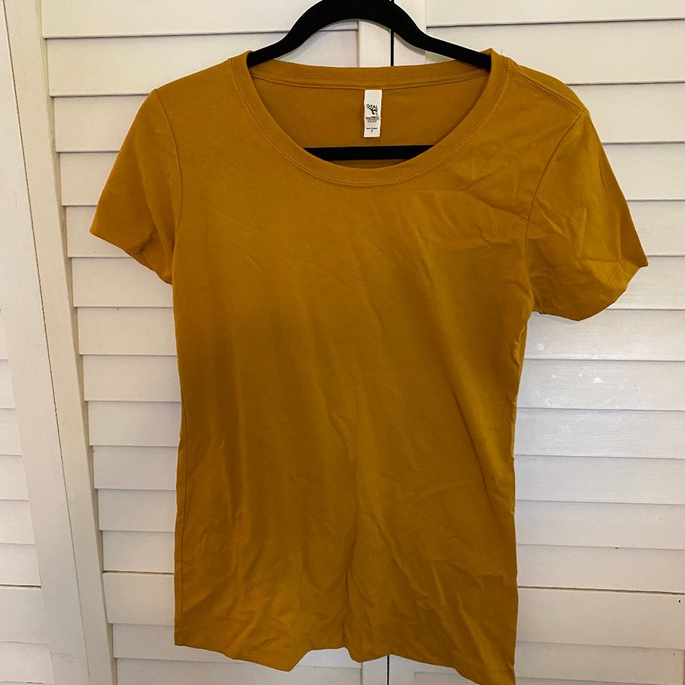 IDEAL T /Medium / Mustard Tee Shirt Never worn / soft